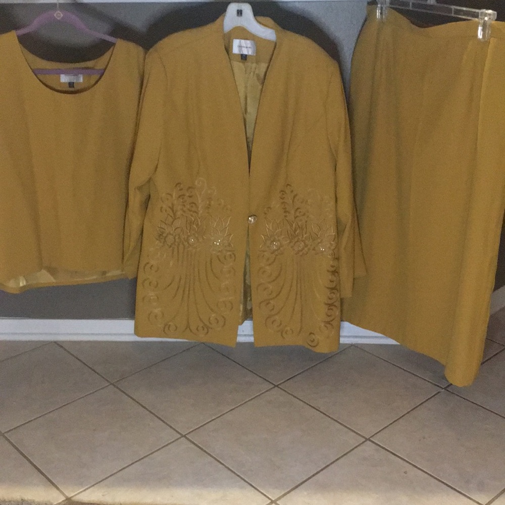 Terramina Skirt Suit